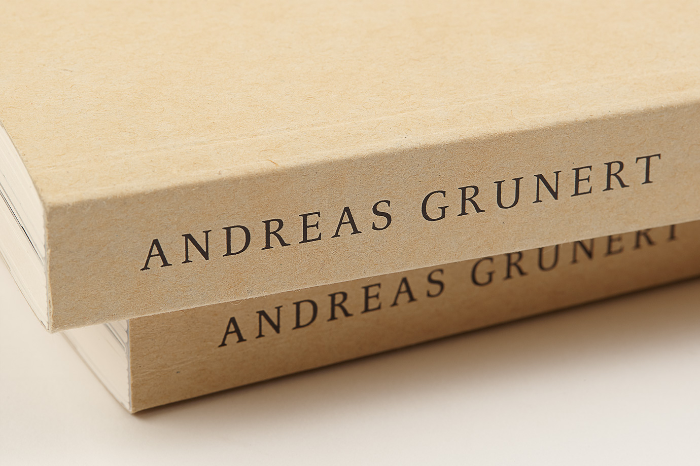 Buchrücken des Kunstbuches Vom fliehenden Lauf durch die Stoppelfelder von Andreas Grunert