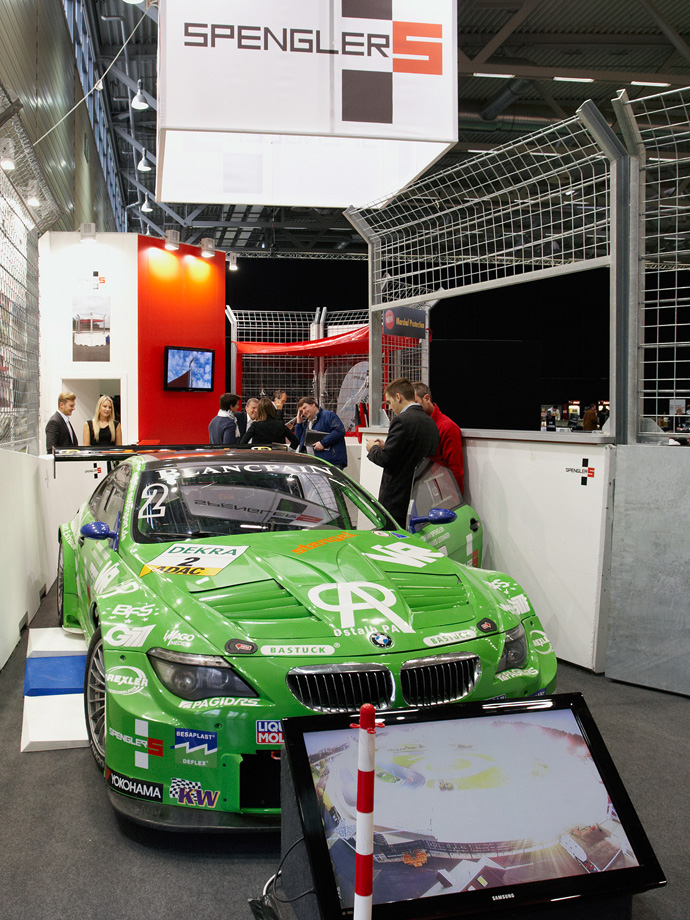 Spengler Messestand mit Rennwagen auf der PMW